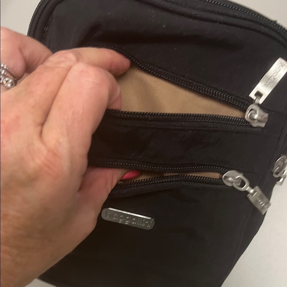 Baggallini Black Messenger Bag unisex item - Picture 5 of 13
